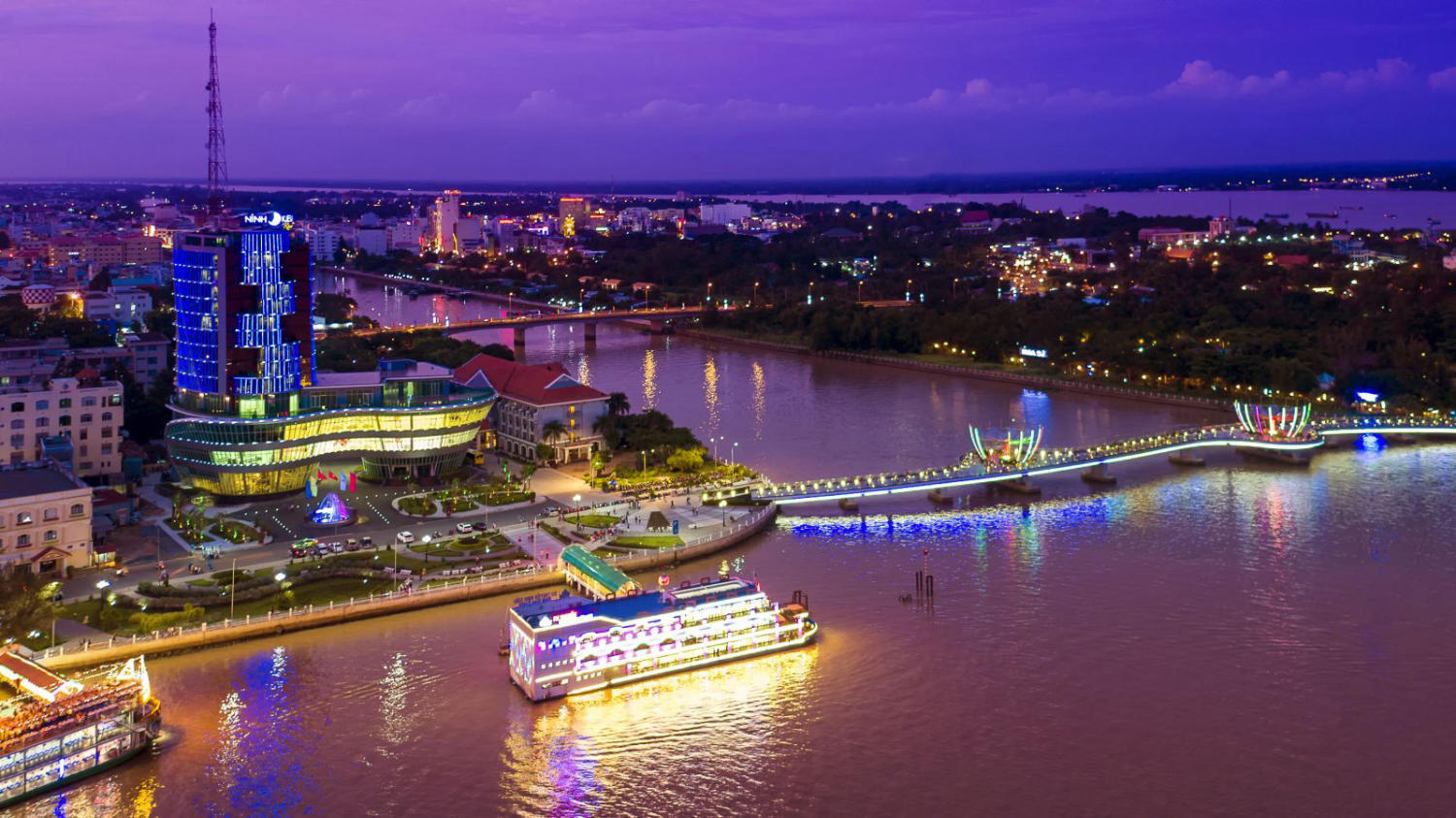 Khung cảnh buổi chiều tà yên bình gần Cầu Tràu Hội, xã Nhơn Nghĩa, Phong Điền, Cần Thơ lý tưởng để ghé thăm.